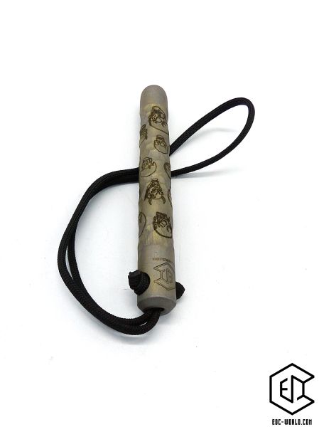 Handgeschmiedeter Kubotan HC-22-2 Unikat (Custom Made) von vorne auf weißem Hintergrund. Seriennummer SN sichtbar, Totenkopf-Gravur, schwarzer Paracord-Fangriemen, 3 Bohrungen. GPSR: Chargennummer/Hersteller SN für Rückverfolgbarkeit. Nur als Grifffestige